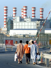 Dubai  arabische Maenner vor der DEWA Power Station