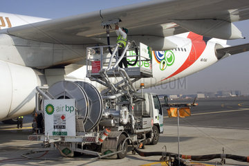 Dubai  eine Maschine der Airline Emirates am Dubai International Airport wird betankt