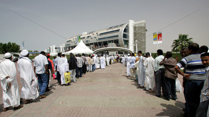 Dubai  Warteschlangen vor dem Eingang zur Galopprennbahn Nad al Sheba