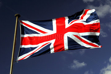 Symbolfoto  Nationalfahne von Grossbritannien im Wind