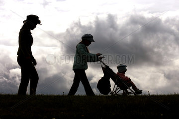 Most  Mutter und Kinder beim Spaziergang