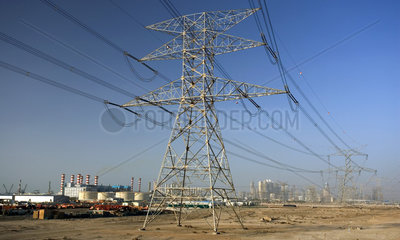 Dubai  Strommasten in der Wueste  im Hintergrund die DEWA Power Station
