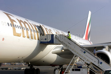 Dubai  Flughafenpersonal steigt in eine Maschine der Airline Emirates am Dubai International Airport