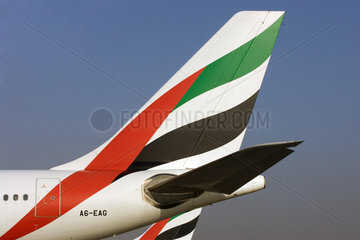 Dubai  Heckfluegel der Airline Emirates am Dubai International Airport
