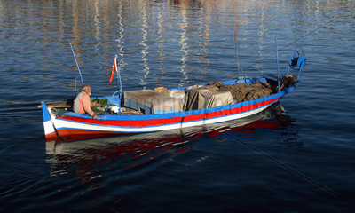 Marmaris  ein Mann sitzt in seinem Fischerboot