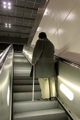 Berlin  alter Mann auf einer Rolltreppe