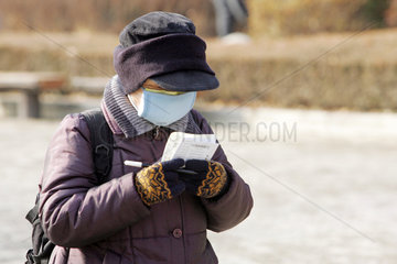 Seoul  koreanische Frau mit Mundschutz