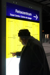 Berlin  alter Mann liest einen Fahrplan