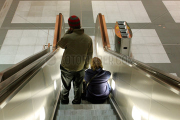 Berlin  Jugendliche auf einer Rolltreppe