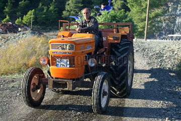 Marmaris  ein Mann faehrt einen Traktor
