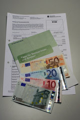 Symbolfoto  Banknoten  Antragsformular und Informationsheft fuer Rentner