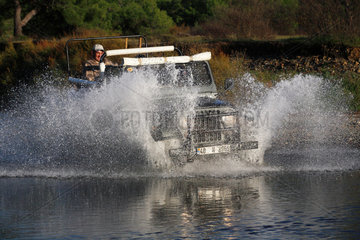 Marmaris  ein Gelaendewagen faehrt durch Wasser