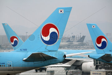 Seoul  Heckansichten von Passagierflugzeugen der Fluggesellschaft Korean Air am Flughafen Incheon