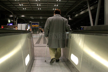Berlin  alter Mann verlaesst eine Rolltreppe am Bahnhof Suedkreuz