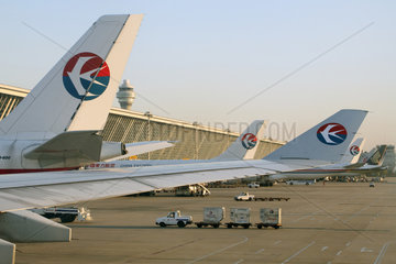 Shanghai  Fluegel von Passagierflugzeugen der Fluggesellschaft China Eastern am Flughafen Pudong