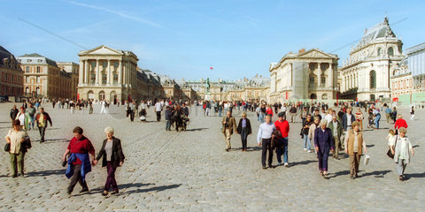 Touristen spazieren durch Paris