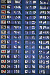 Seoul  Anzeige der Abfluege und Ankuenfte im Terminal des Flughafen Incheon