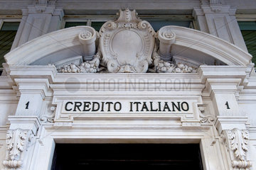 Genua  Italien  Schriftzug Credito Italiano an einem Gruenderzeit-Eingangsportal