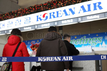 Seoul  Reisende an einem Schalter der Fluggesellschaft Korean Air
