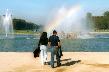 Touristen im Schlosspark von Versailles