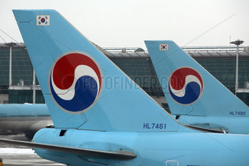 Seoul  Heckansichten von Passagierflugzeugen der Fluggesellschaft Korean Air am Flughafen Incheon
