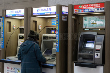 Seoul  Mann hebt Geld an einem Automaten ab