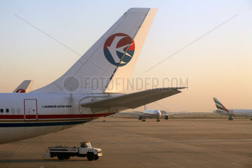 Shanghai  Heckansicht eines Passagierflugzeuges der Fluggesellschaft China Eastern am Flughafen Pudong