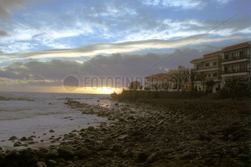 Ein steiniger Strand auf der Insel La Gomera in der Abenddaemmerung