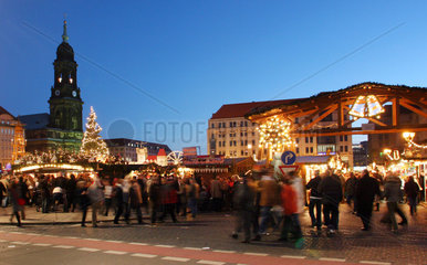 Dresden  Strietzelmarkt bei Daemmerung