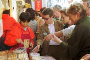 Europaeische Touristen auf einem Markt in Macau