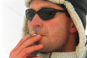 Ein Mann raucht