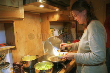 Eine Frau beim Kochen