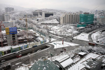 Seoul  Blick auf eine verschneite Kreuzung