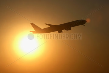Shanghai  Symbolfoto Passagierflugzeug kurz nach dem Start vor der Sonne