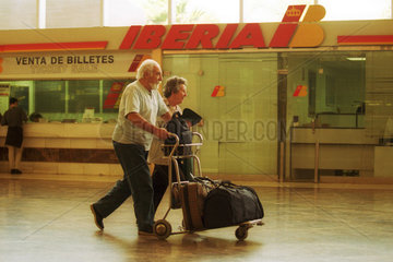 Reisende vor einem Schalter der Fluglinie Iberia