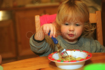 ein Kind beim Essen