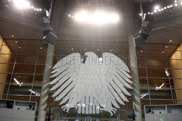Berlin  Deutschland  Bundesadler im Plenarsaal des Deutschen Bundestages