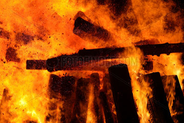 Symbolfoto  brennende Holzscheite
