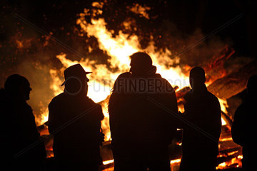 Wandlitz  Menschen vor einem Lagerfeuer