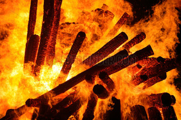 Symbolfoto  brennende Holzscheite