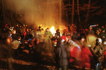 Menschen an einem Lagerfeuer beim Feiern