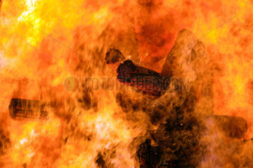 Symbolfoto  loderndes Feuer