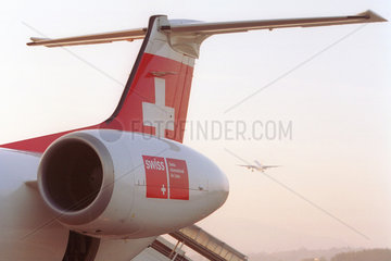 Logo der Fluggesellschaft Swiss am Heck einer Maschine