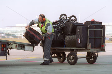 Angestellter des Flughafen beim Beladen eines Flugzeuges