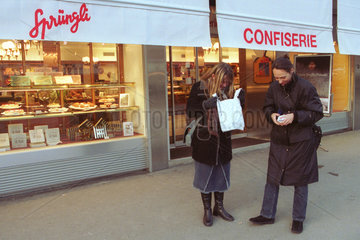 Kunden der Schweizer Confiserie Spruengli nach dem Einkauf