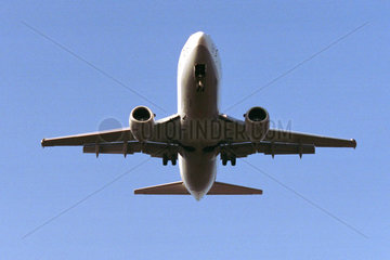 Ein Flugzeug im Landeanflug auf den Flughafen Tegel