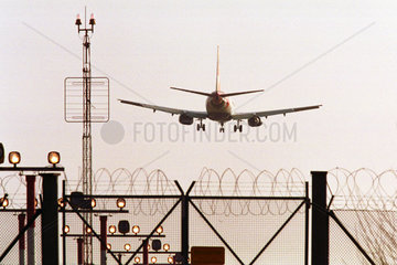 Ein Flugzeug im Landeanflug auf den Flughafen Tegel