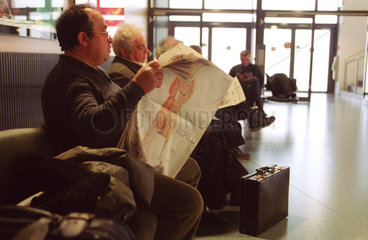 Passagier beim warten in der Abfertigungshalle des Flughafens Zuerich Klothen
