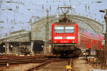 Ein Regionalexpress verlaesst den Bahnhof Dresden-Neustadt