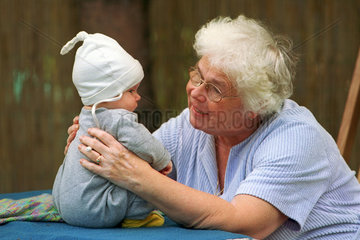 Eine Grossmutter mit ihrem Enkel